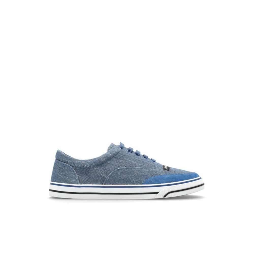 Sports shoes with logo patch